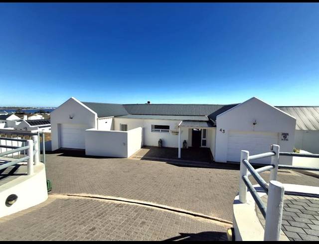 4 BEDROOM HOUSE FOR SALE IN DA GAMA BAY